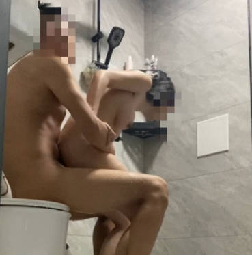 趁姐姐洗澡强行进入卫生间