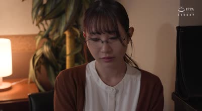 akdl-325会社で嫌われている地味な先輩とのSEXがドストライクすぎて…五十嵐清華 浜辺栞帆 稲森あみ