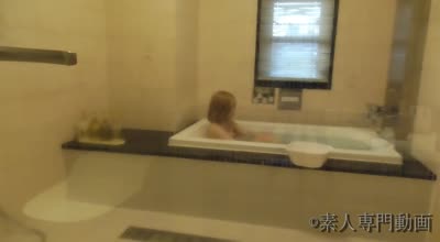 FC2PPV-4583854美乳白皙苗条辣妹自慰太爽喷出大量体液