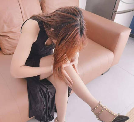 嫂子网贷逾期一天着急用钱趁机玩弄嫂子把她操到叫老公