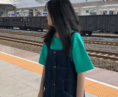 让18岁的小妹妹穿上半腿袜一起多人5P